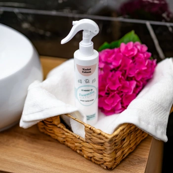 Odświeżacz w sprayu do tkanin i wnętrz o zapachu Kwiat Lotosu 250 ml