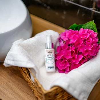 Odświeżacz w sprayu do tkanin i wnętrz o zapachu Kwiat Lotosu 50 ml