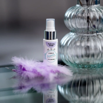 Odświeżacz w sprayu do tkanin i wnętrz o zapachu Pudrowy Dotyk 50 ml